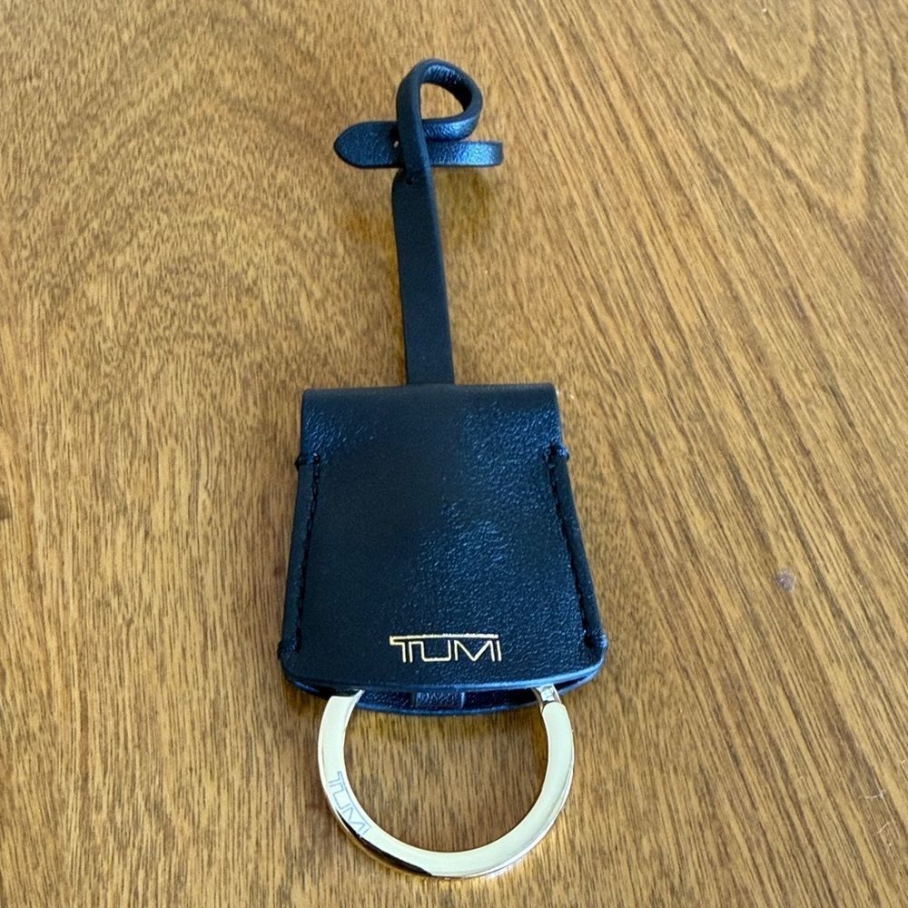 NWOT Tumi keyโfob